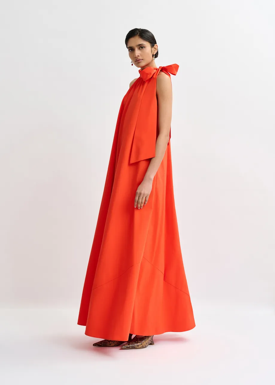 Robe longue à encolure haute et nœud orange